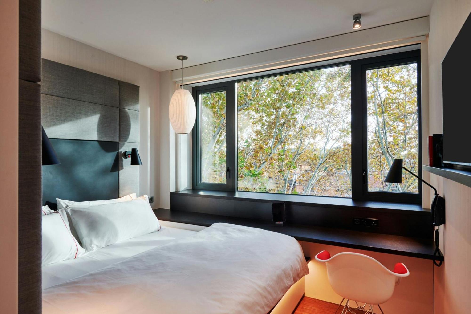 Habitación con cama extragrande.